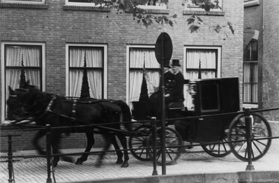 221153 Afbeelding van een koets op de Nieuwegracht te Utrecht ter hoogte van het huis nr. 90; rechts de ingang van de ...